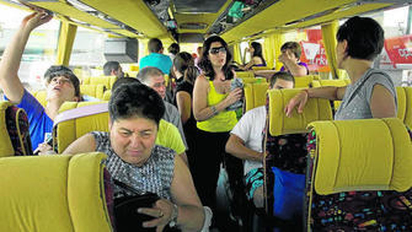 Un autobús de temporeros durante una parada en Bailén.