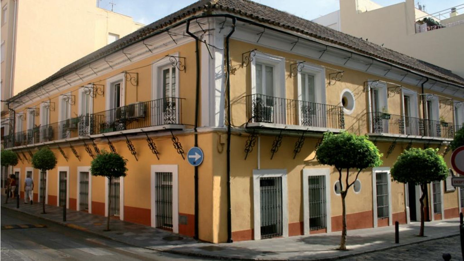 El edificio de la Escuela de Artes y Oficios ubicado en las confluencia de las calles San Antonio y Sevilla que fue sede de la institución educativa entre los años 1924 y 1971.