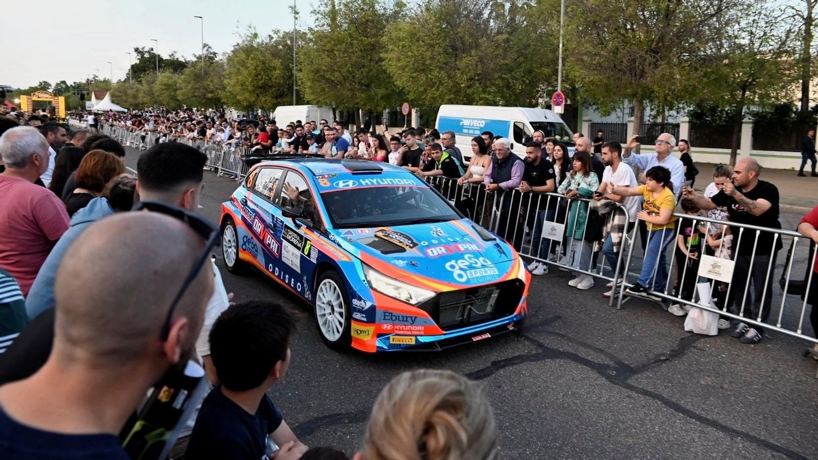 Un participante en el Rallye Sierra Morena del 2024 pasa por República Argentina.