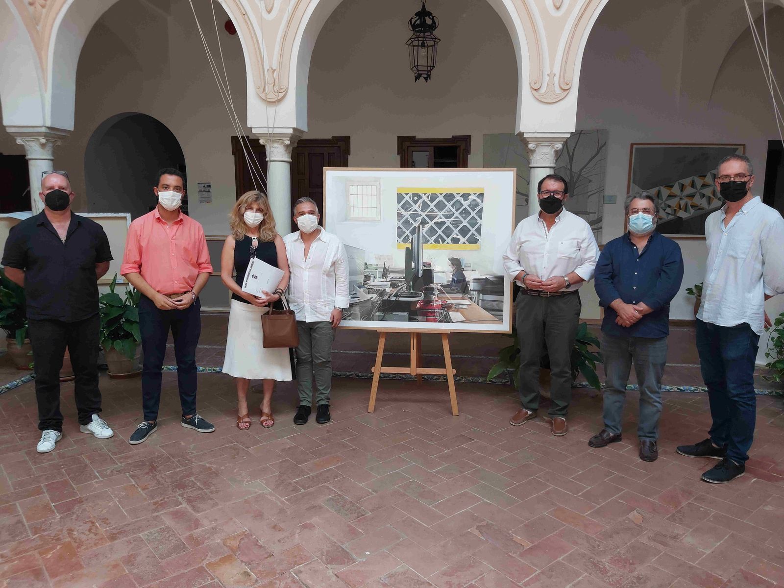 El jurado junto al autor de la obra y el alcalde de Carmona