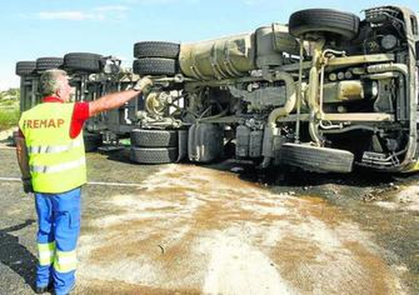 Estado en el que quedó ayer el camión tras el accidente en la A-382.