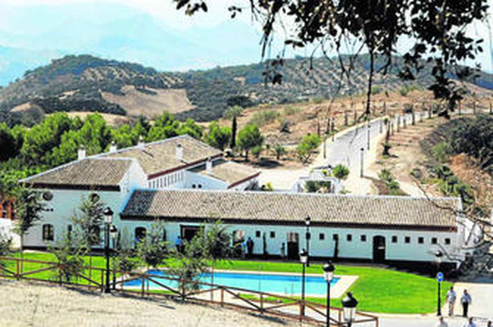 Vistas que regala este emplazamiento, con el cortijo remodelado al fondo, situado en la carretera A- 384, a pocos kilómetros de Olvera.