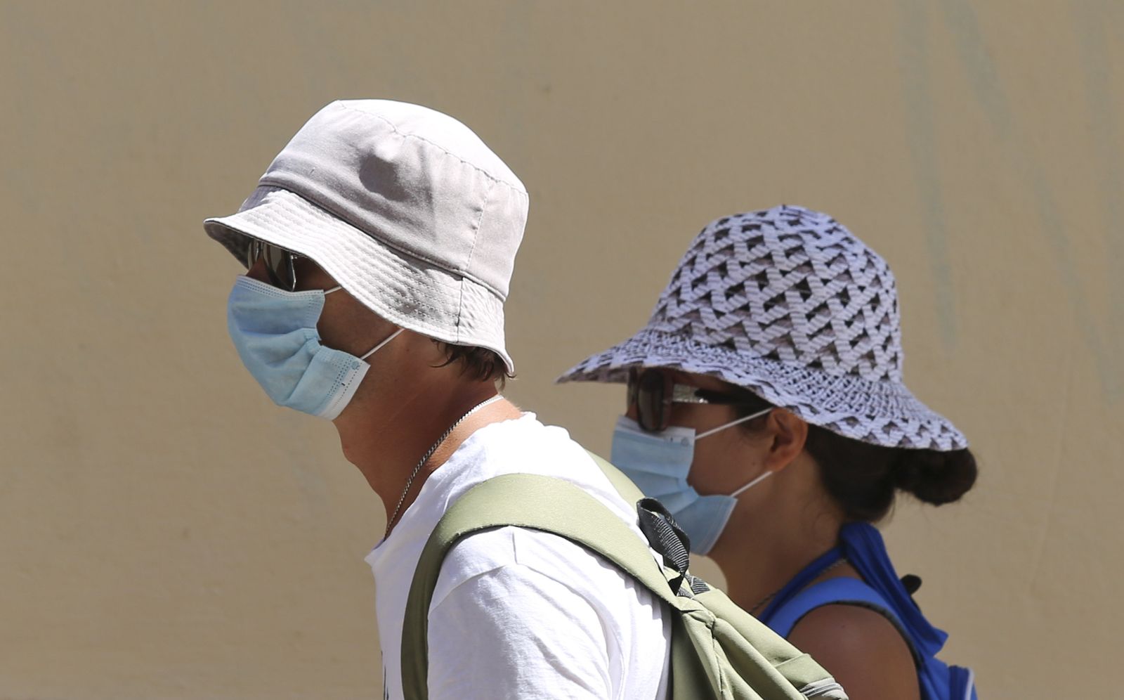 Dos personas con mascarilla en Málaga.