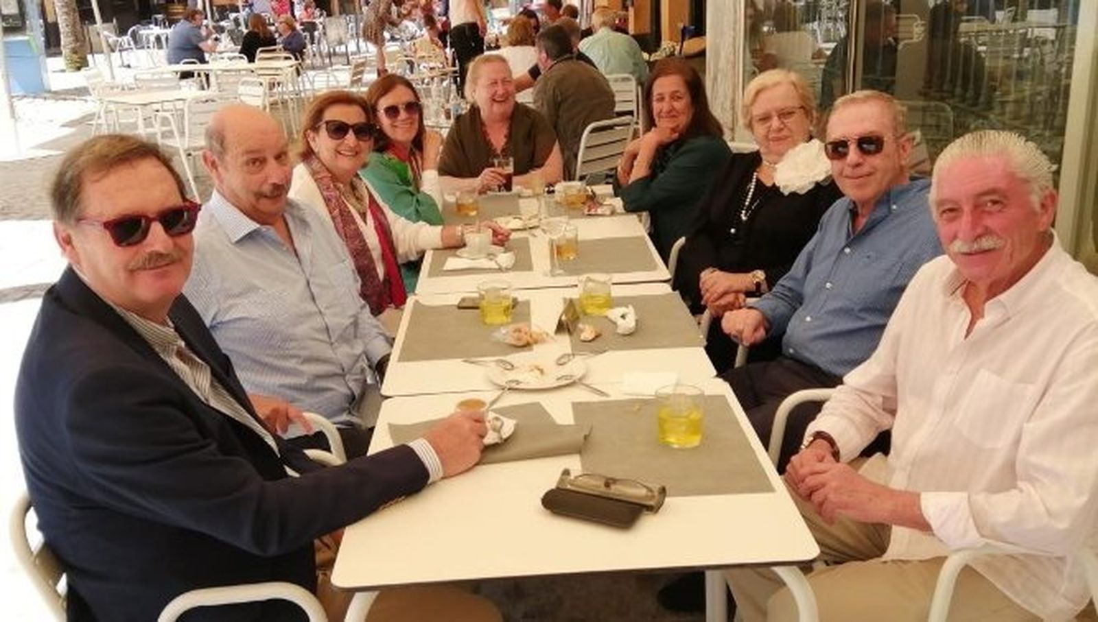 Marcos Gutiérrez, Álvaro Caravaca, Amparo Bellón, Begoña Aguirregomezcorta, Maite Díaz, Carmen Caravaca, Rosario Fernández, Marcos Arce y Antonio Gómez de Barreda, durante la comida en el restaurante El Terraza.