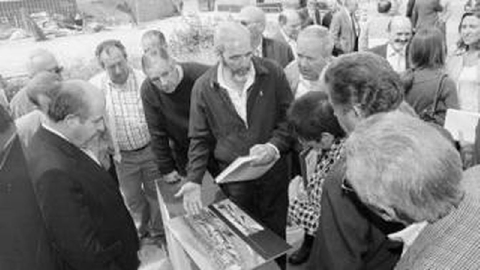 El técnico de Urbanismo, Manuel Lorente, explica a los vecinos el proyecto.