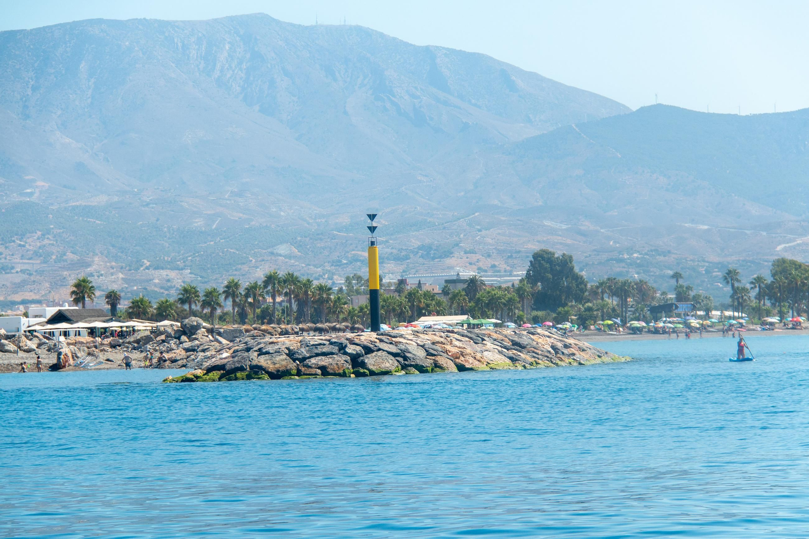 Vista del espigón de Playa Granada desde el mar