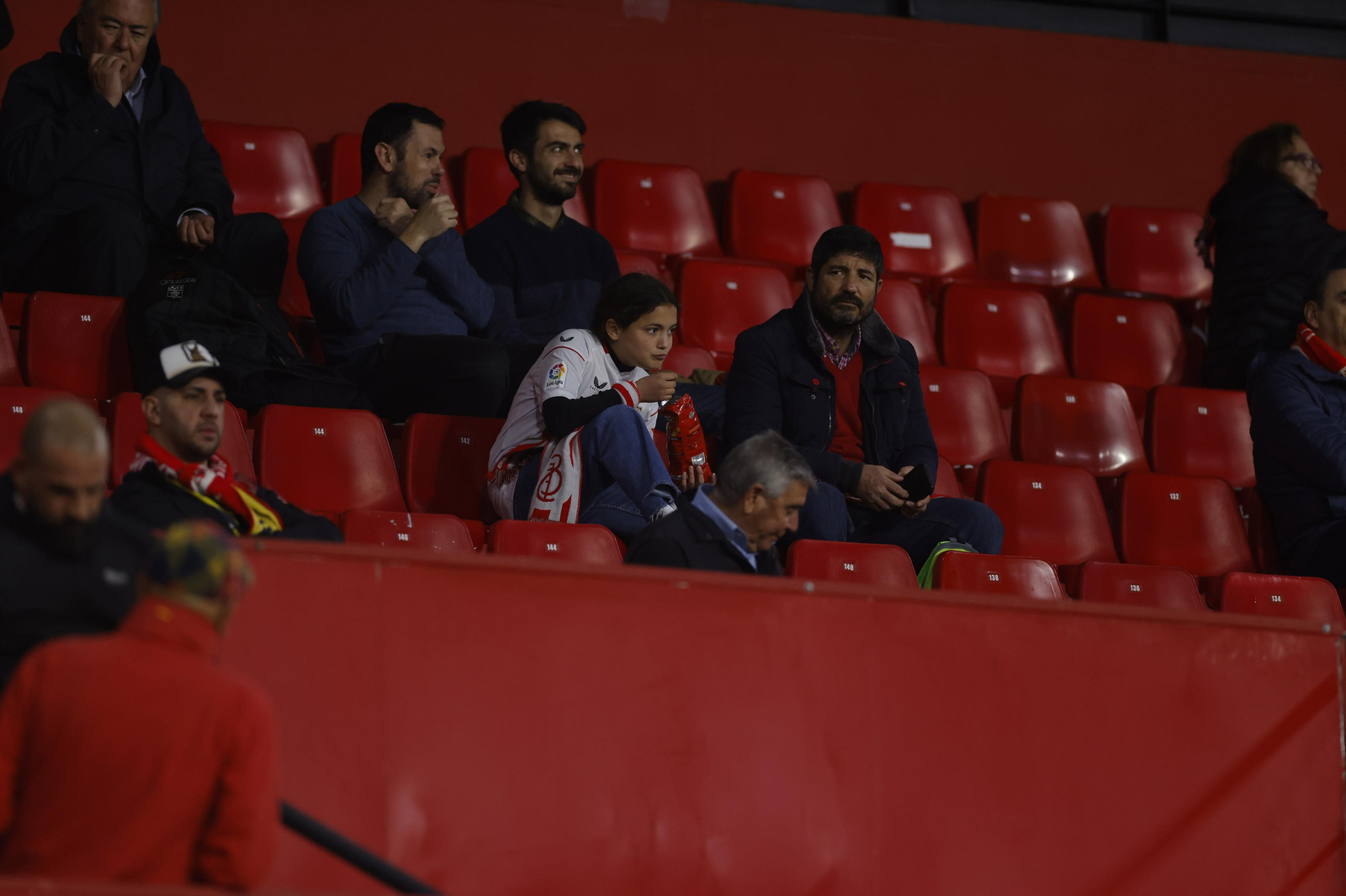 Búscate en las fotos del Sevilla-Fenerbahçe,
