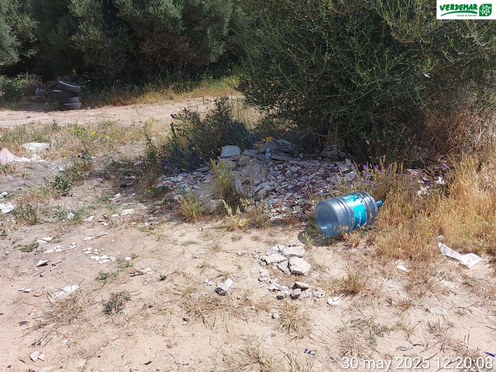 Escombros y residuos en el acceso al sendero de la Garganta del Capitán.
