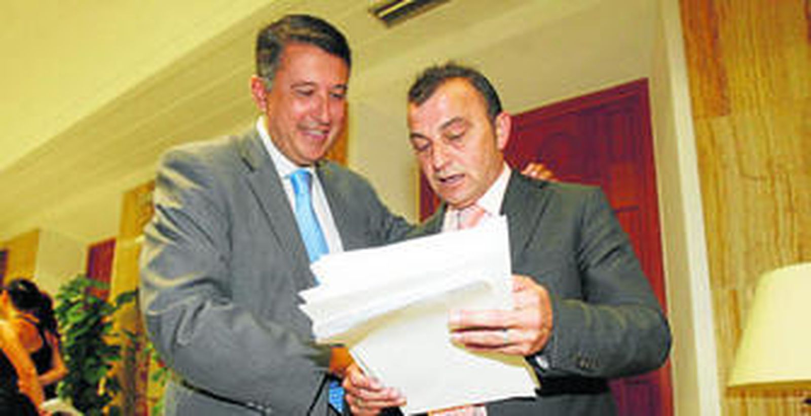 Rafael Blanco y Francisco Tejada, antes del comienzo del Pleno del pasado jueves.