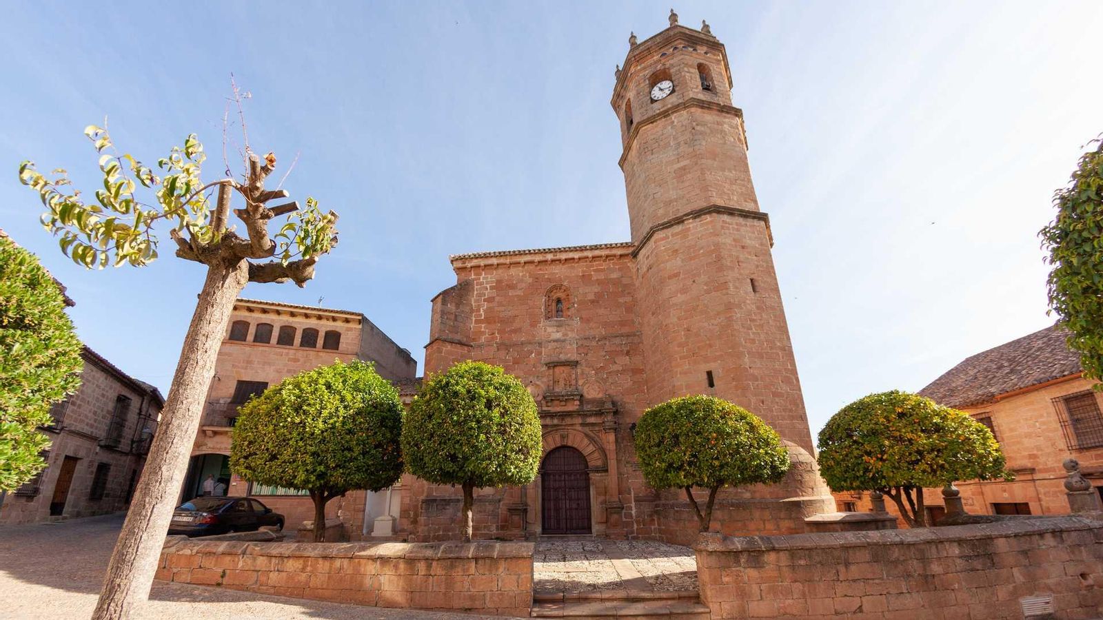Visión panorámica del exterior de la Iglesia de San Mateo.