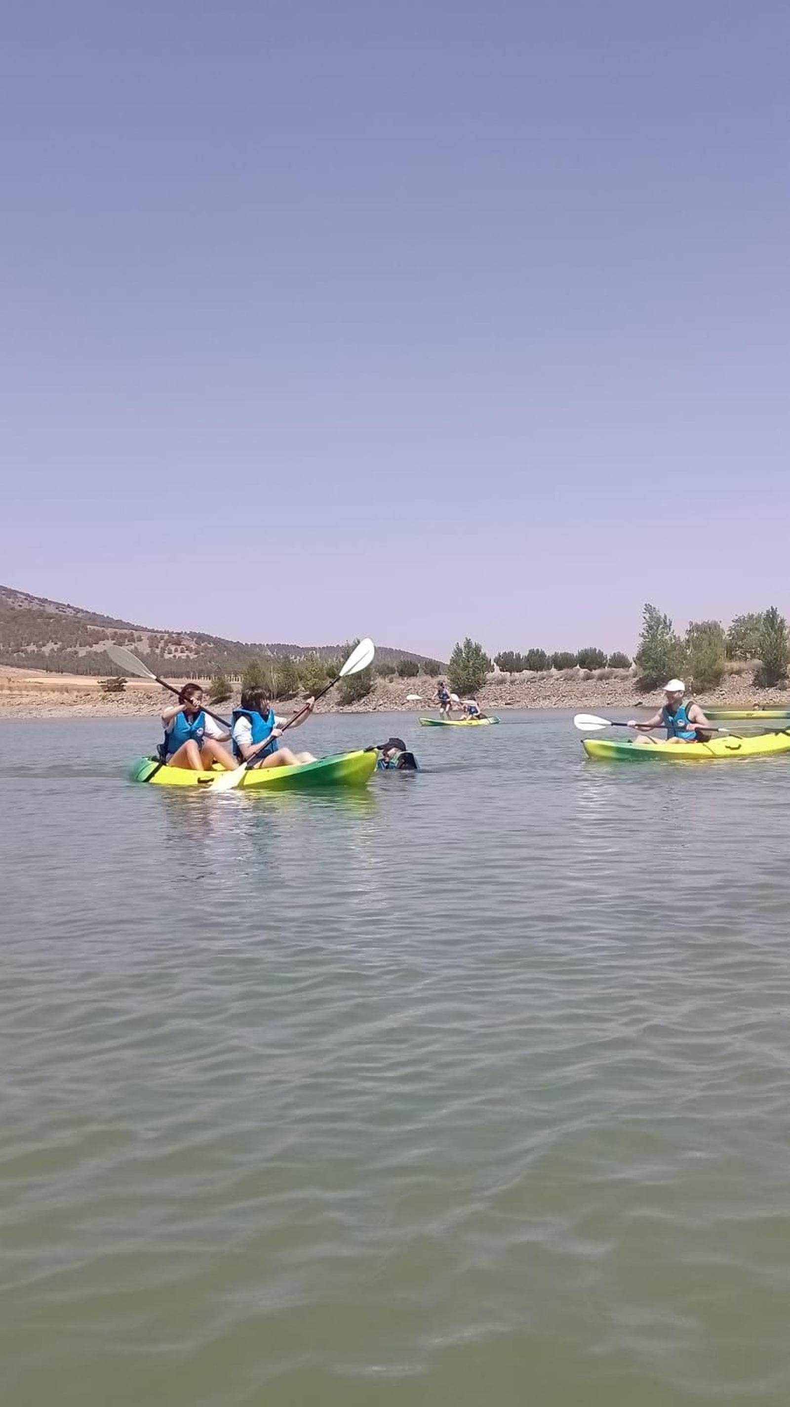 Jóvenes de Guadix disfrutan de una experiencia única de piragüismo y paintball: las imágenes