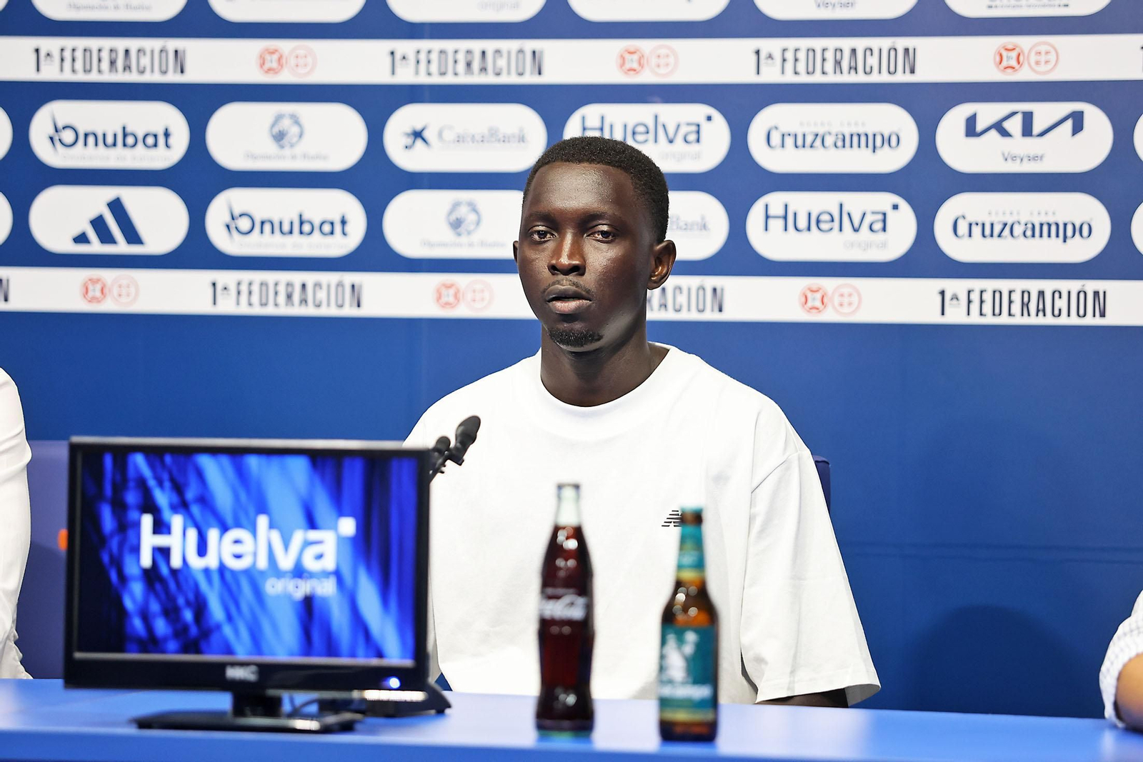 Imágenes de la presentación de Malam Camará como jugador del Recreativo de Huelva