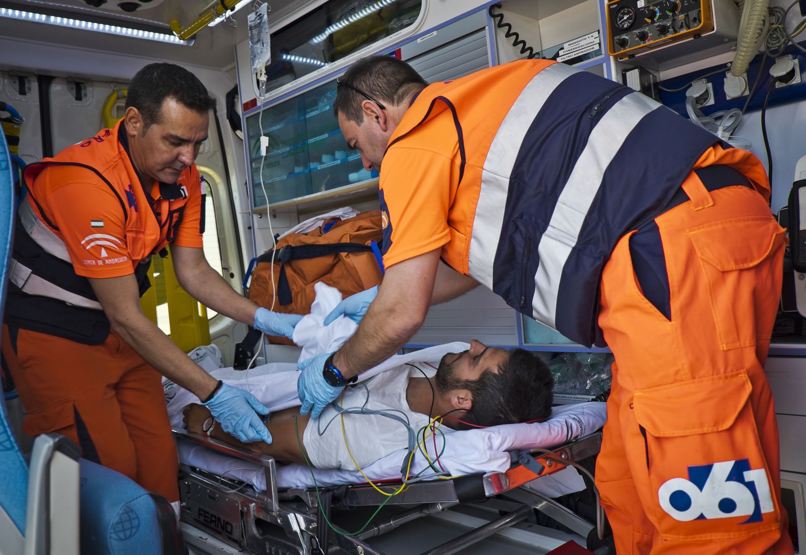 Un equipo móvil del 061 atiende a un paciente.