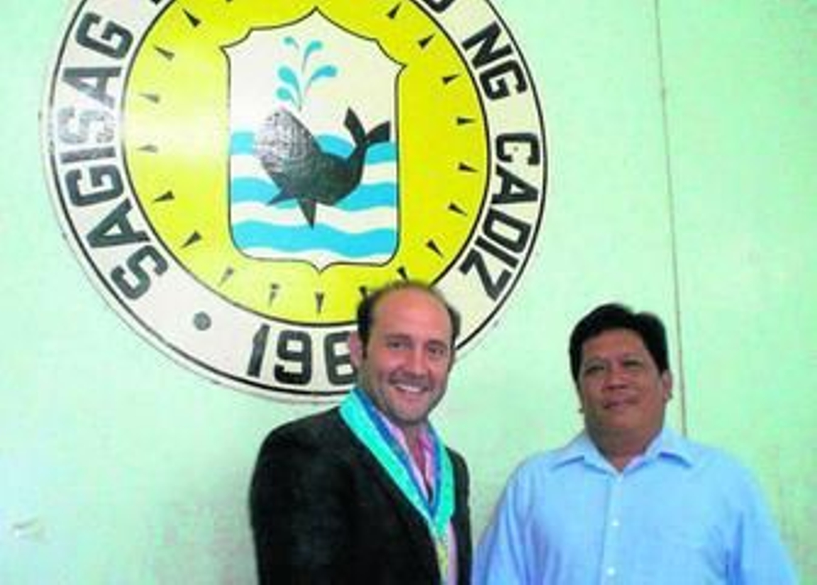 Juan José Ortiz, en el encuentro con el alcalde de Cádiz City, una de las ciudades filipinas.