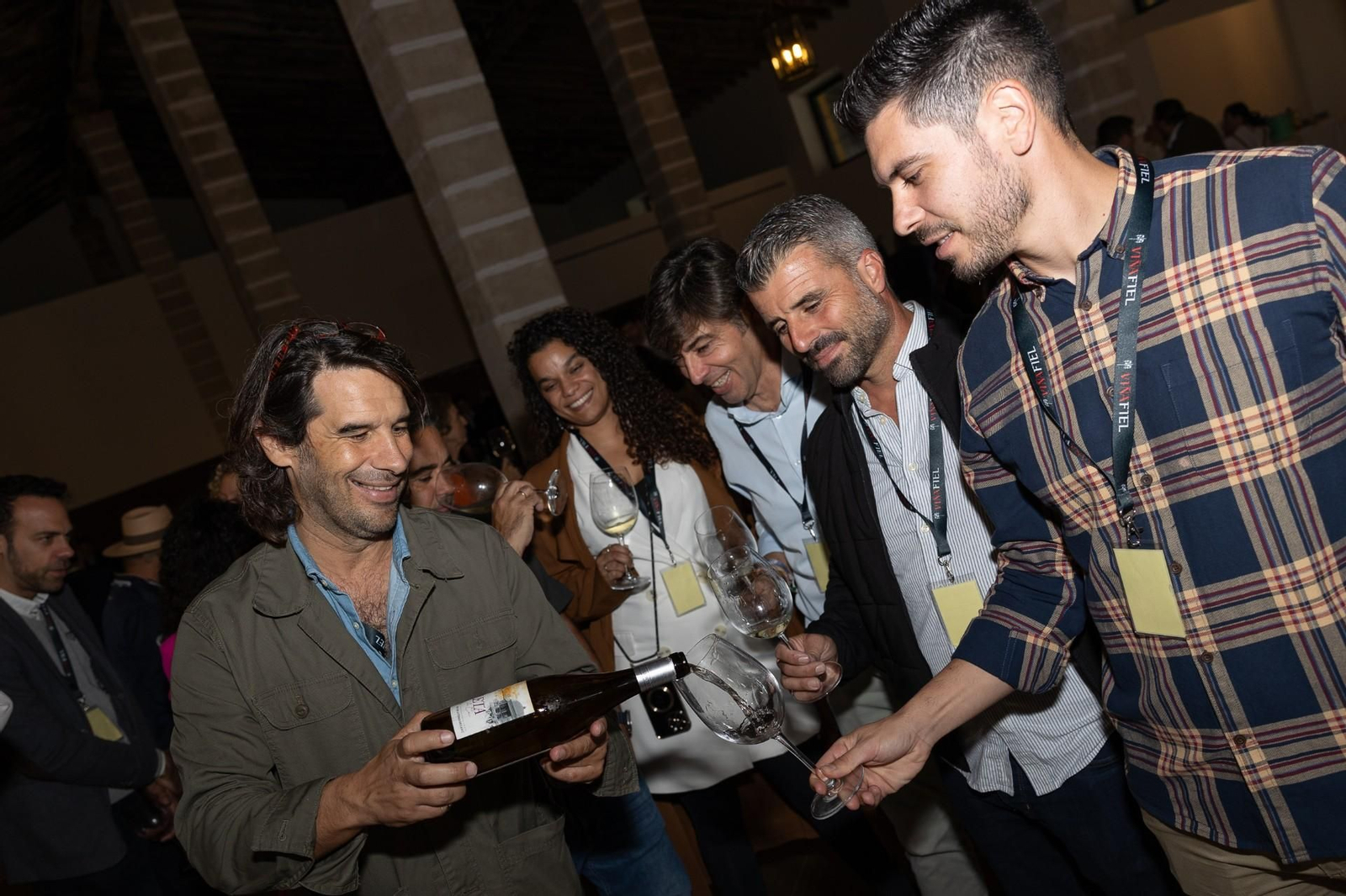 Un grupo disfruta de una cata en uno de los expositores en Los Colores del Vino.