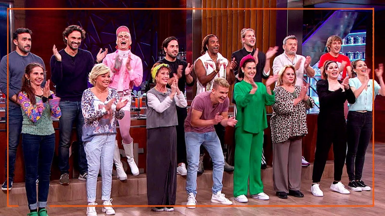 Los 16 concursantes, a su llegada a las cocinas de 'MasterChef'.