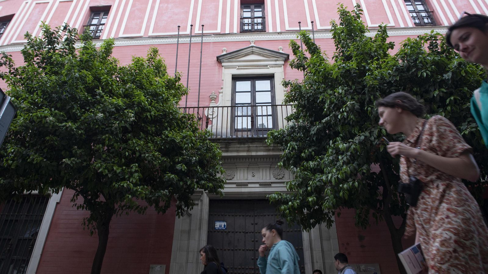 La fachada principal de la casa palacio de los Condes de Ybarra en el número 3 de la calle San José.