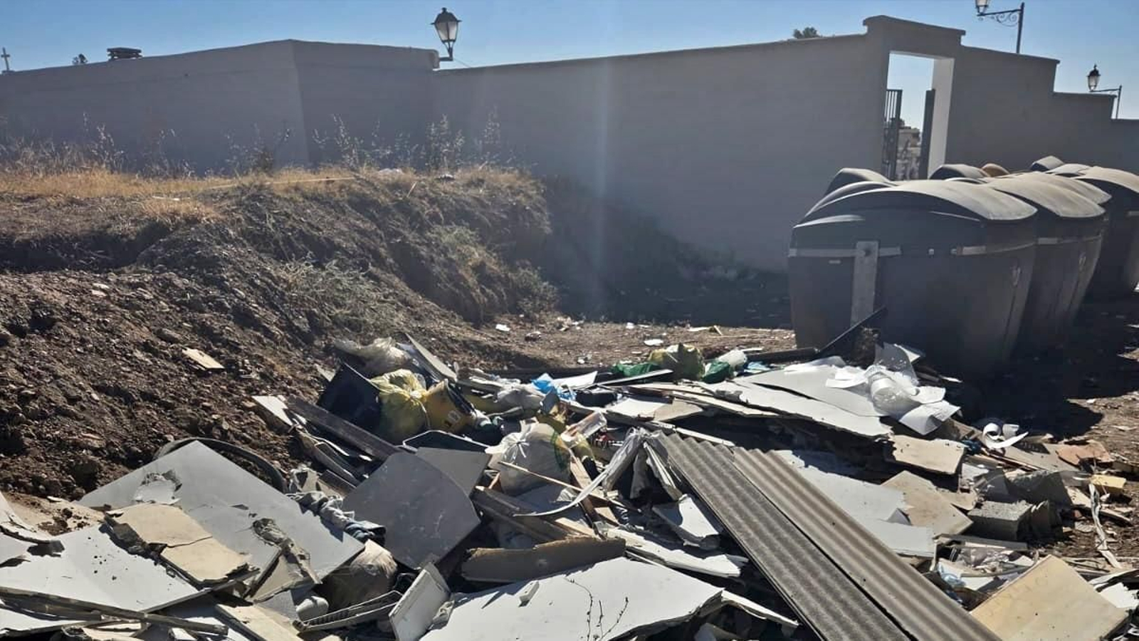 Situación de algunos contenedores en la zona de los cortijos