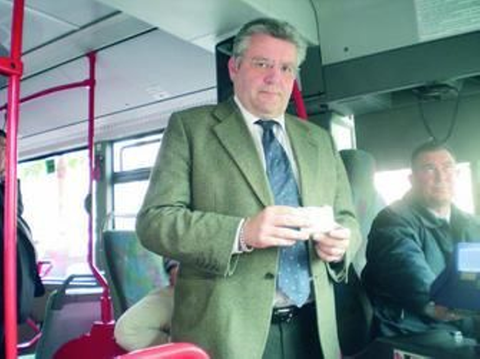 José Carlos Dopico con el sistema de priorización instalado en los autobuses.