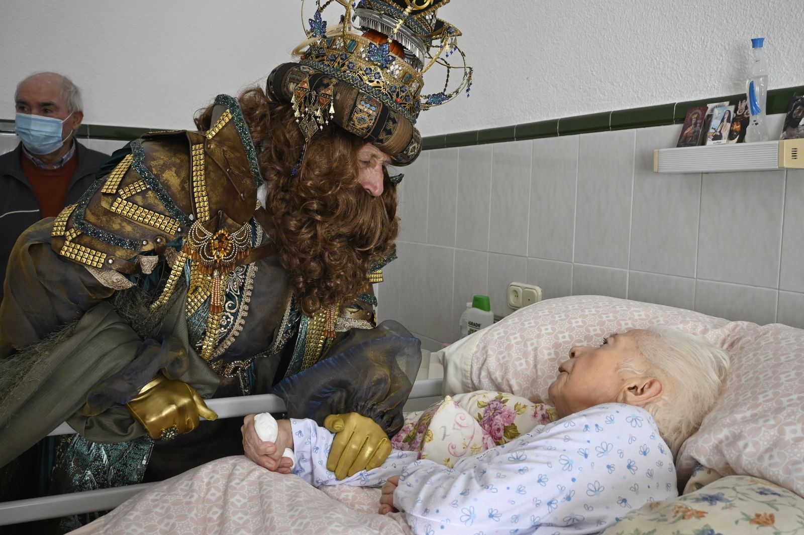 Visita de los Reyes Magos a los ancianos de los asilos de Huelva, en imágenes