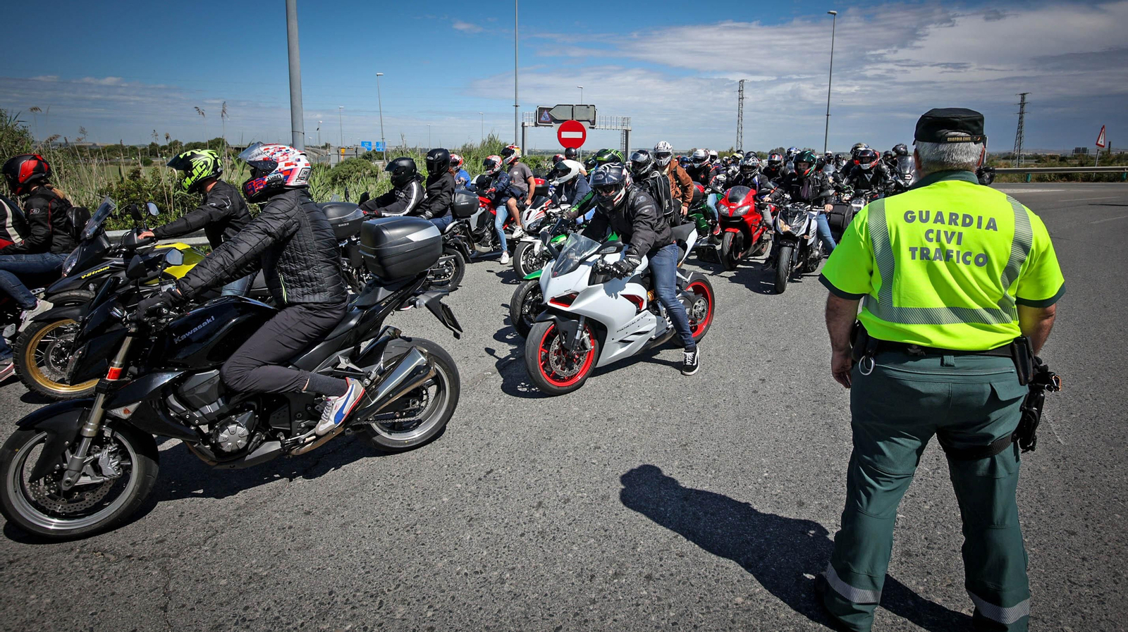 Muchas moteros acuden al Circuito Ángel Nieto de Jerez