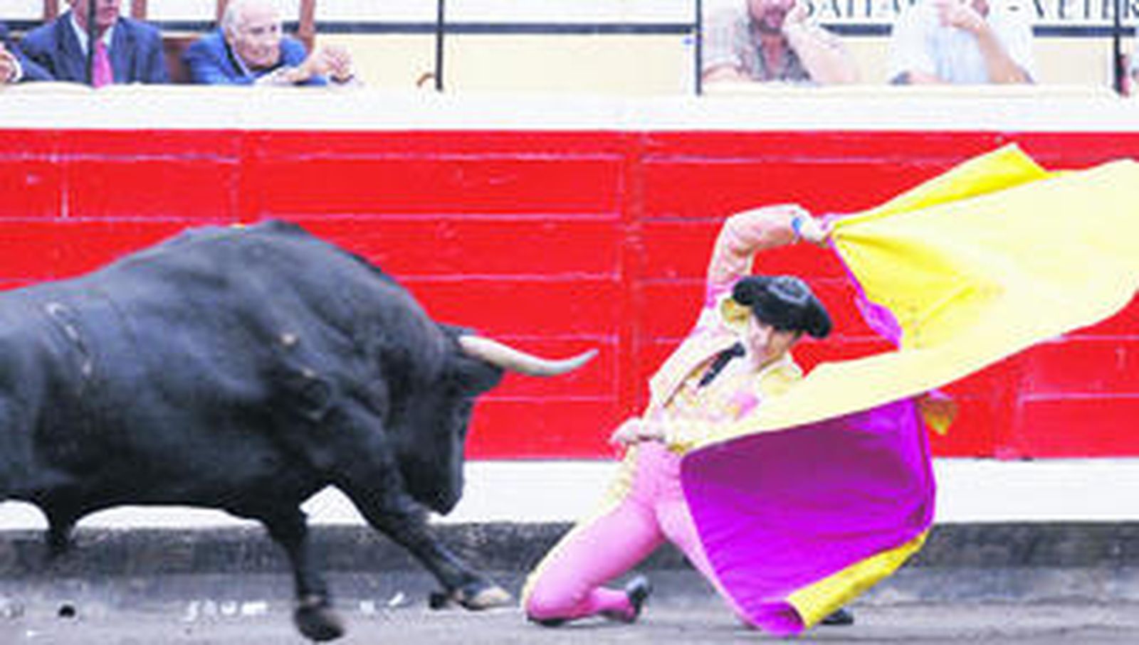 David Fandila 'El Fandi', en una larga cambiada de rodillas a su segundo toro.