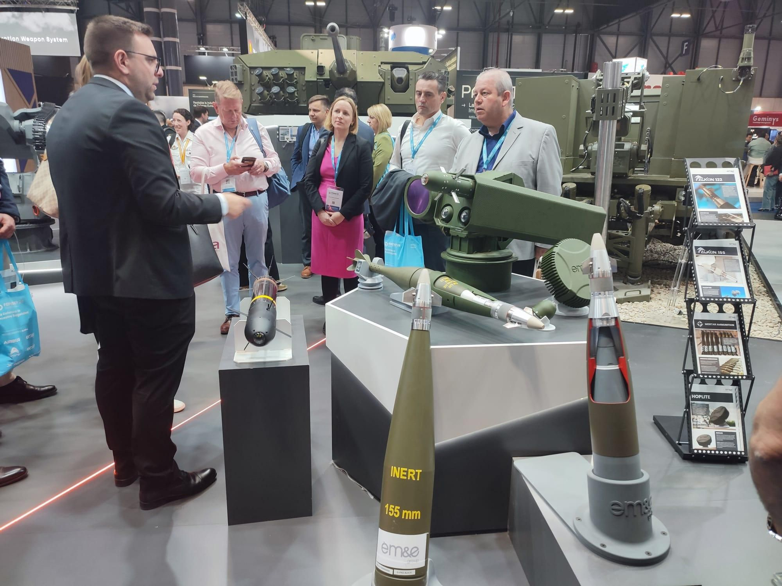La industria de la defensa muestra lo último en vehículos y equipos