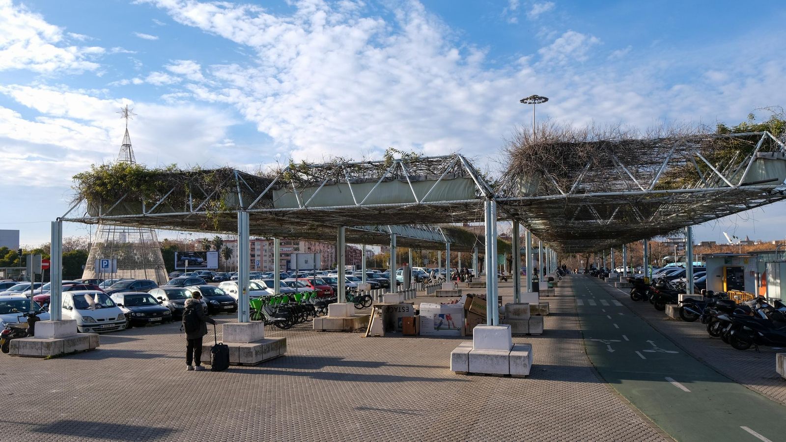 Pérgolas vegetales que dan sombra al carril bici en Santa Justa.