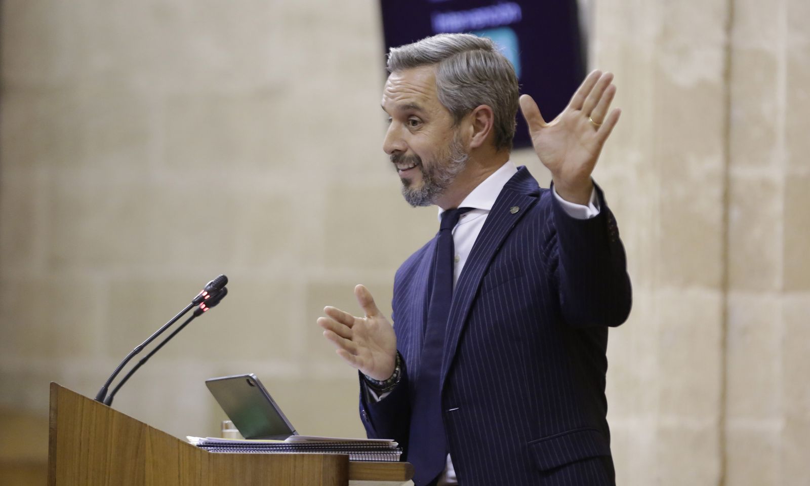 El consejero de Hacienda, Juan Bravo, durante una intervención en el Pleno del Parlamento andaluz.