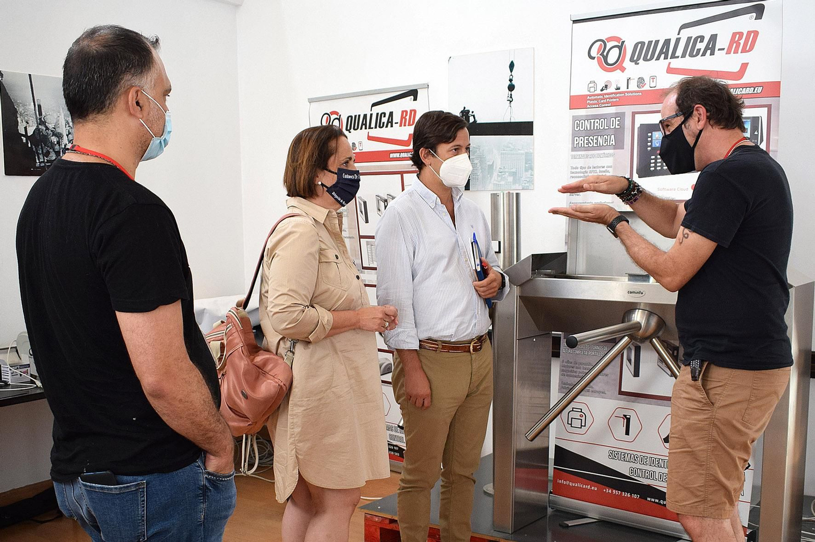 Blanca Torrent, con los responsables de Qualica-RD y PayThunder.