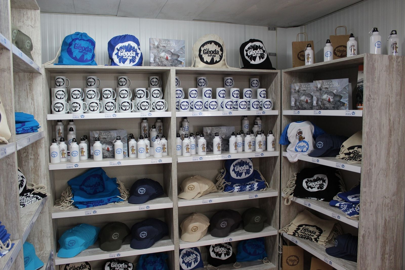 Algunos de los productos de recuerdo que se venden en la Geoda.