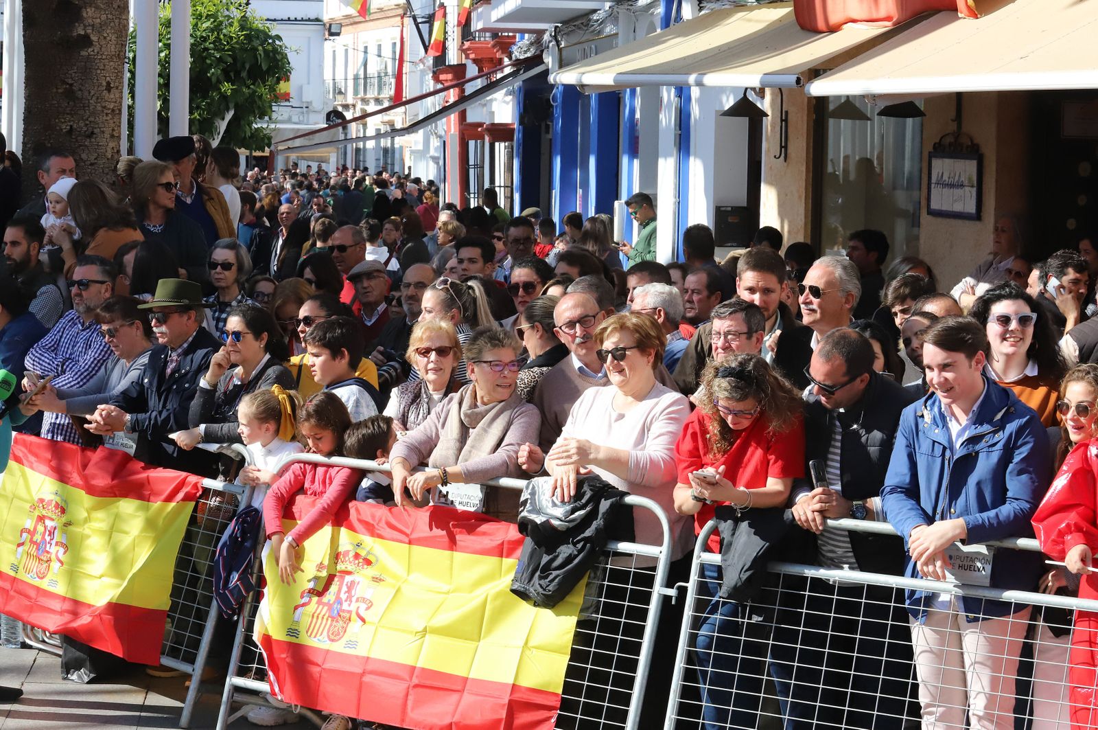 Imágenes de Don Felipe y Doña Letizia arropados por el cariño de los almonteños
