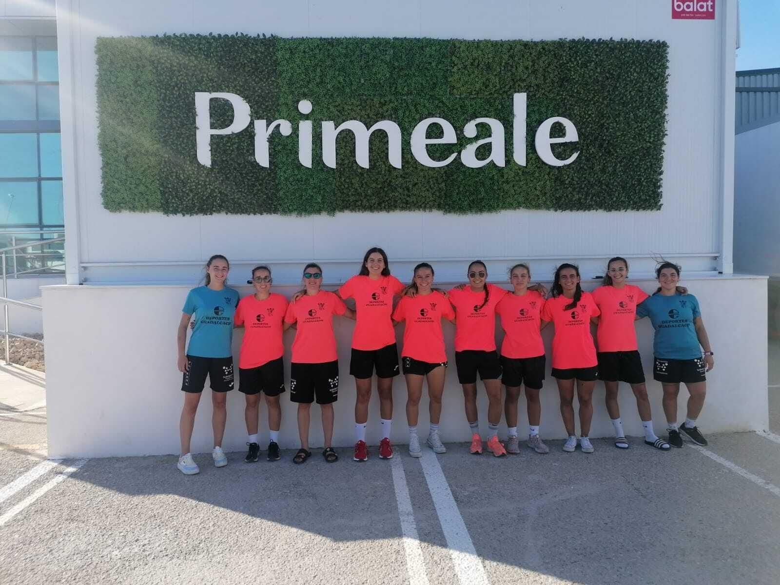 Las jugadoras del Guadalcacín FSF posan en la sede de Primeale, uno de sus patrocinadores.