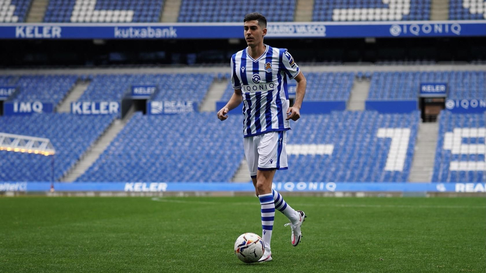 Carlos Fernández, en su nuevo hogar y con su nueva camiseta, la de la Real Sociedad.
