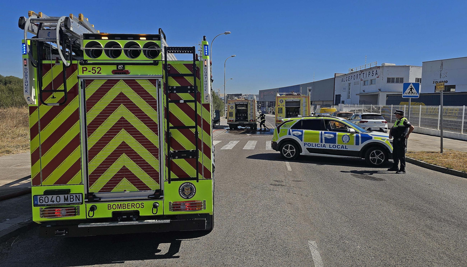 Fotos del incendio de pasto en el polígono de La Menacha en Algeciras