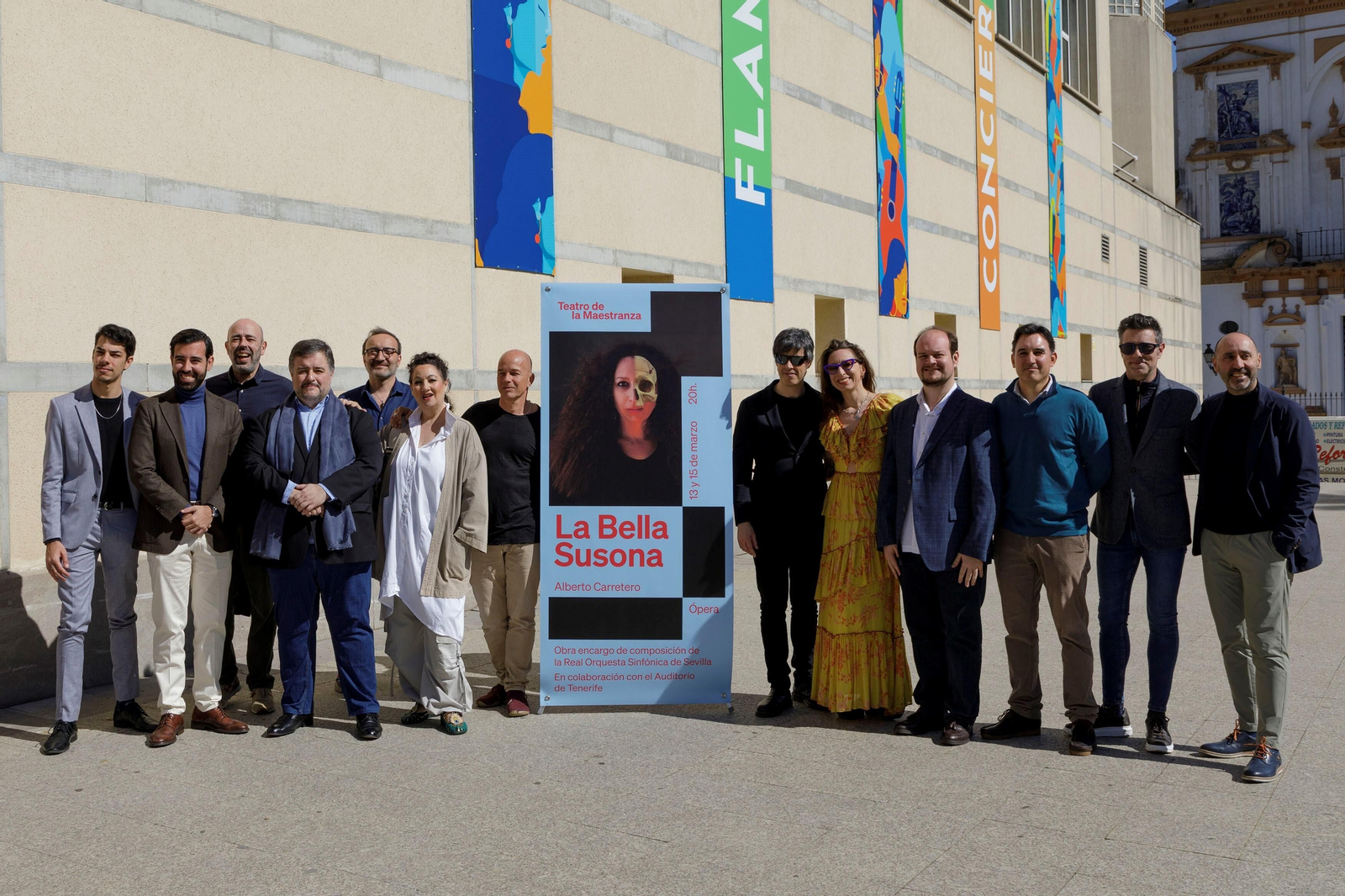 El equipo de 'La bella Susona' en el exterior del Maestranza.