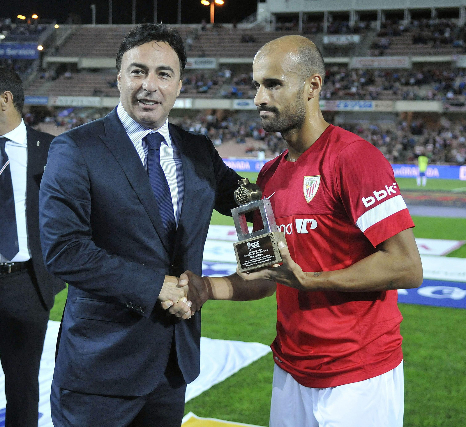 Quique Pina entrega un trofeo a Mikel Rico, por el que pagó 600.000 euros.
