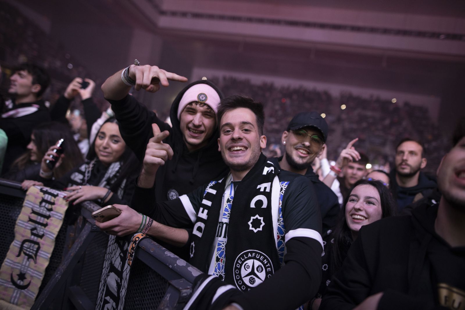 Dellafuente vuelve a tocar la cúspide en su segundo concierto en Granada, en imágenes