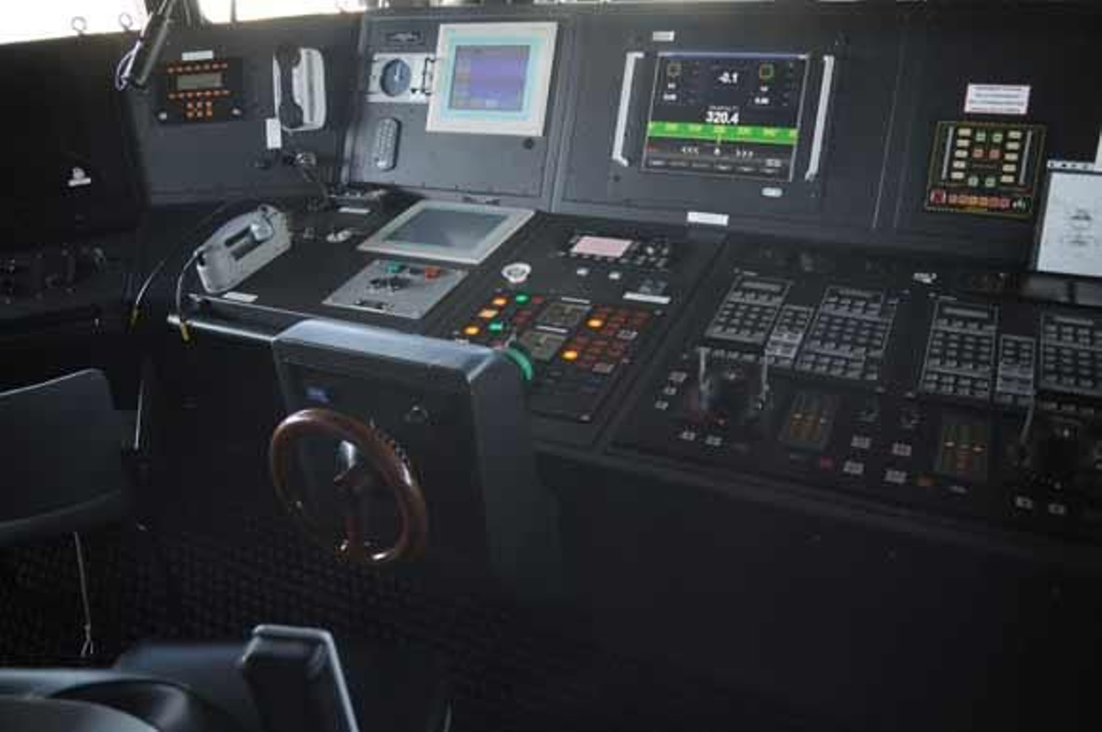 El 'Juan Carlos I', el mayor barco de guerra de la historia de la Armada Española, ya está atracado en la Base de Rota

Foto: Javier Gonzalez