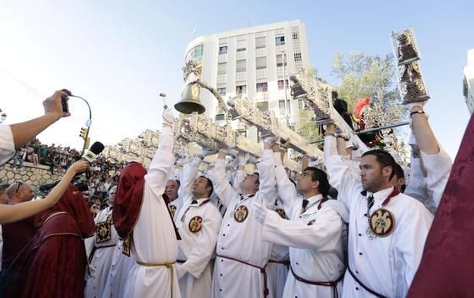 Jesús del Prendimiento, levantado a pulso, en la Tribuna de los Pobres.

Foto: Marilu Báez / L. M. Gómez Pozo