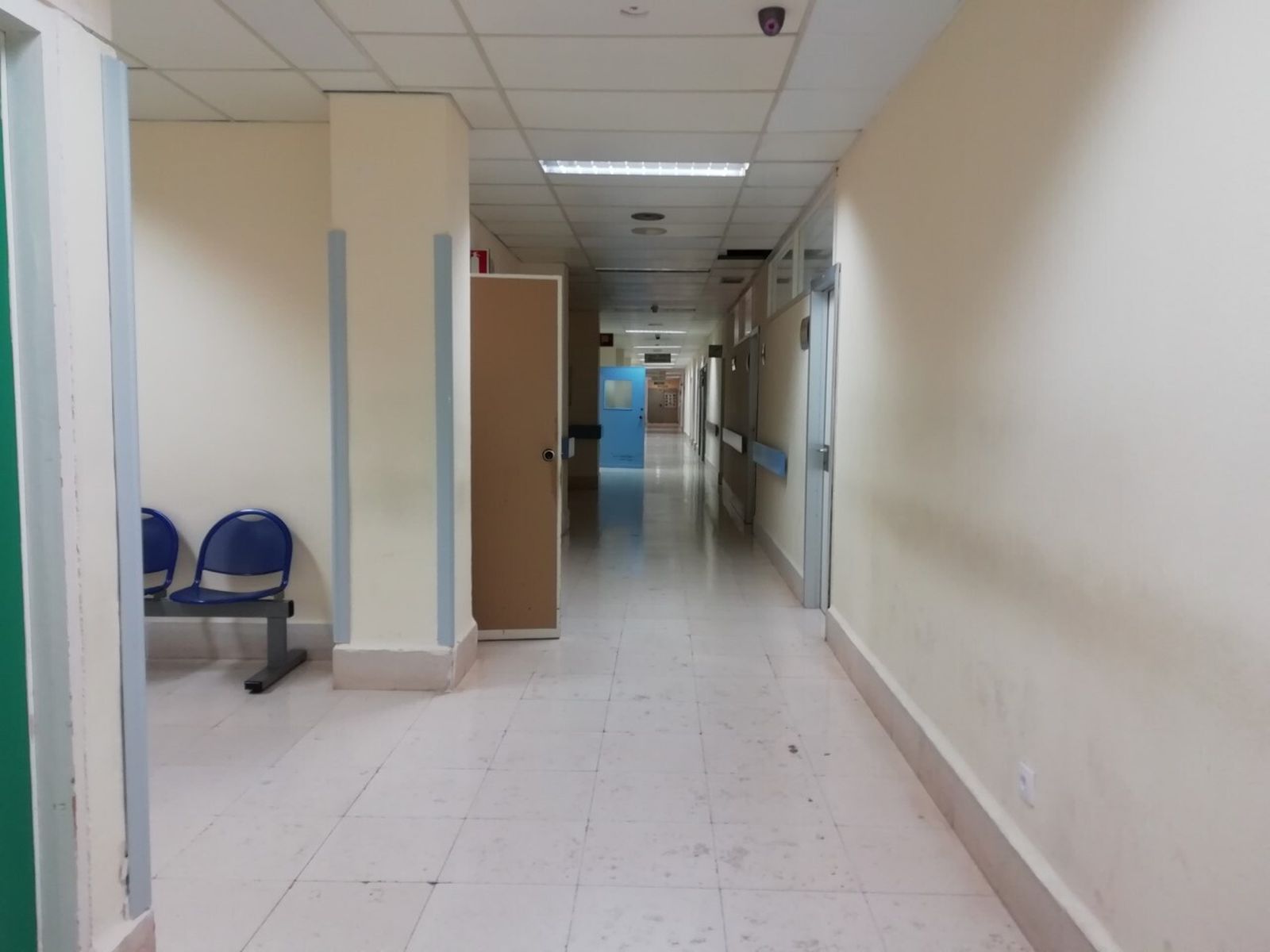 Pasillo de un centro sanitario.