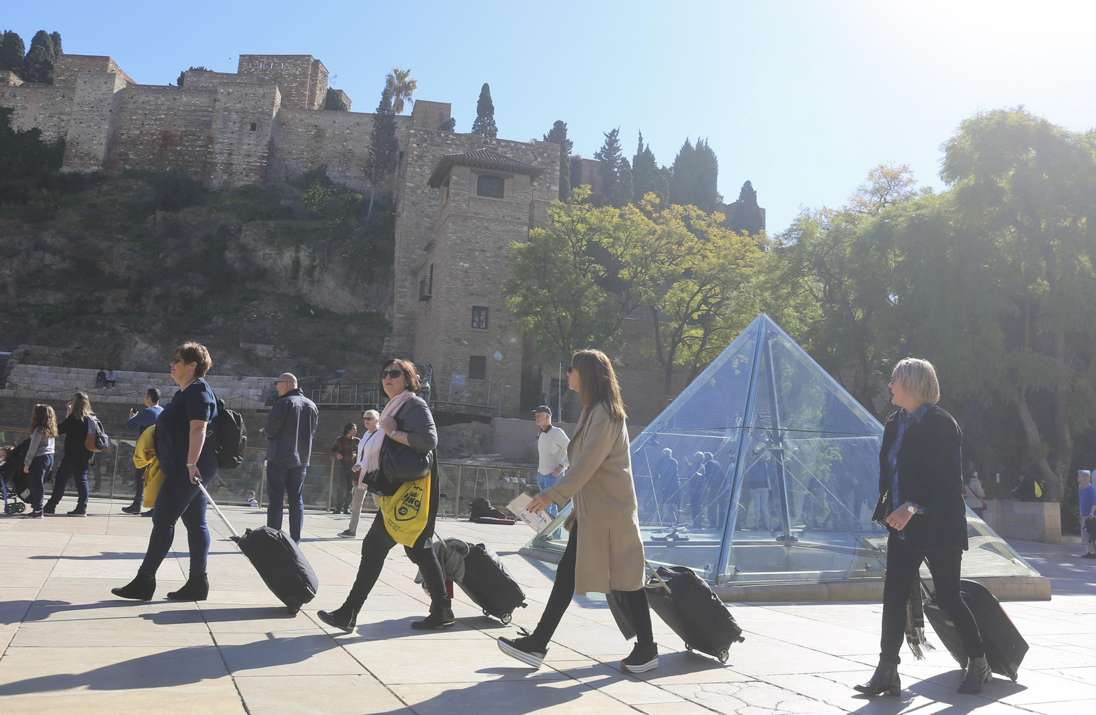 Turistas llegando a Málaga.
