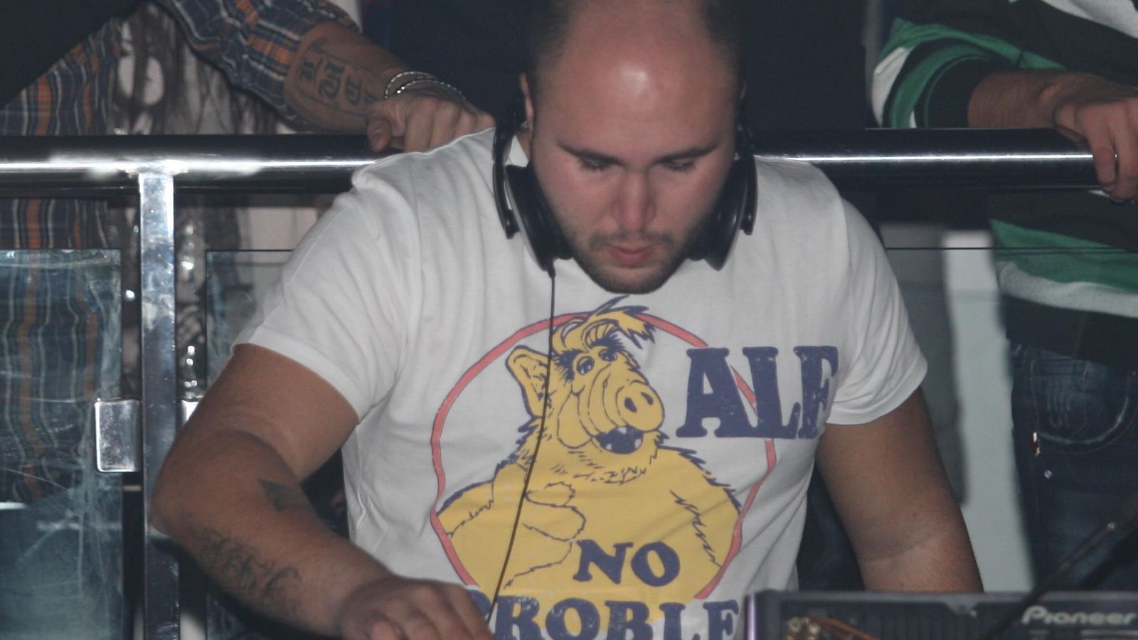 Kiko Rivera trabajando de DJ en una discoteca.