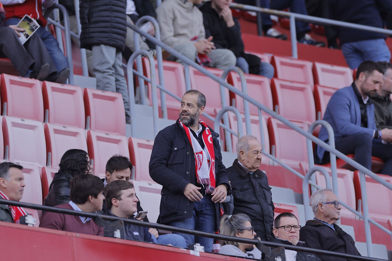 Búscate en las fotos del Sevilla - Girona