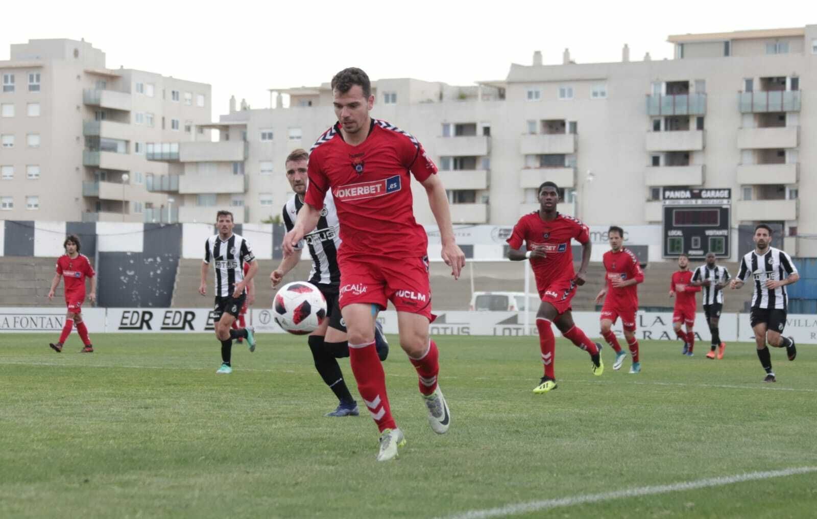 Espinar, protagonista por partida doble del encuentro, avanza con el balón