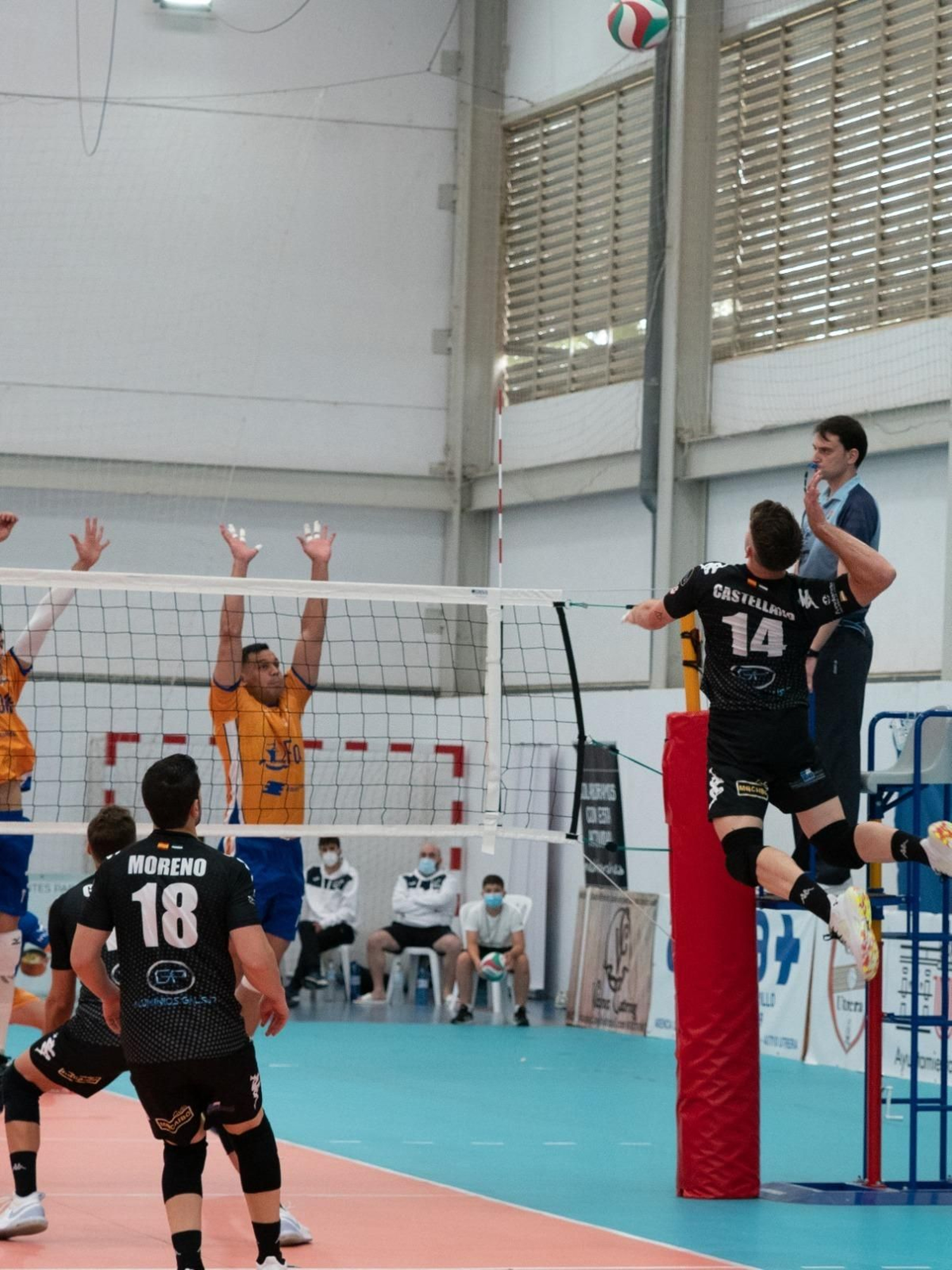 Chema Castellano se queda suspendido en un remate espectacular.