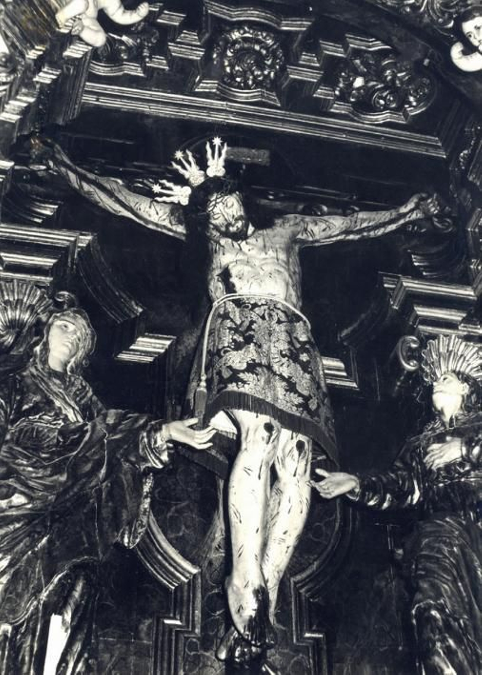 Santo Cristo de la Almoraima, la Virgen de los Dolores y San Juan, cuando esas imágenes se hallaban en el retablo del Convento (Fotografía tomada en torno al año 1970).