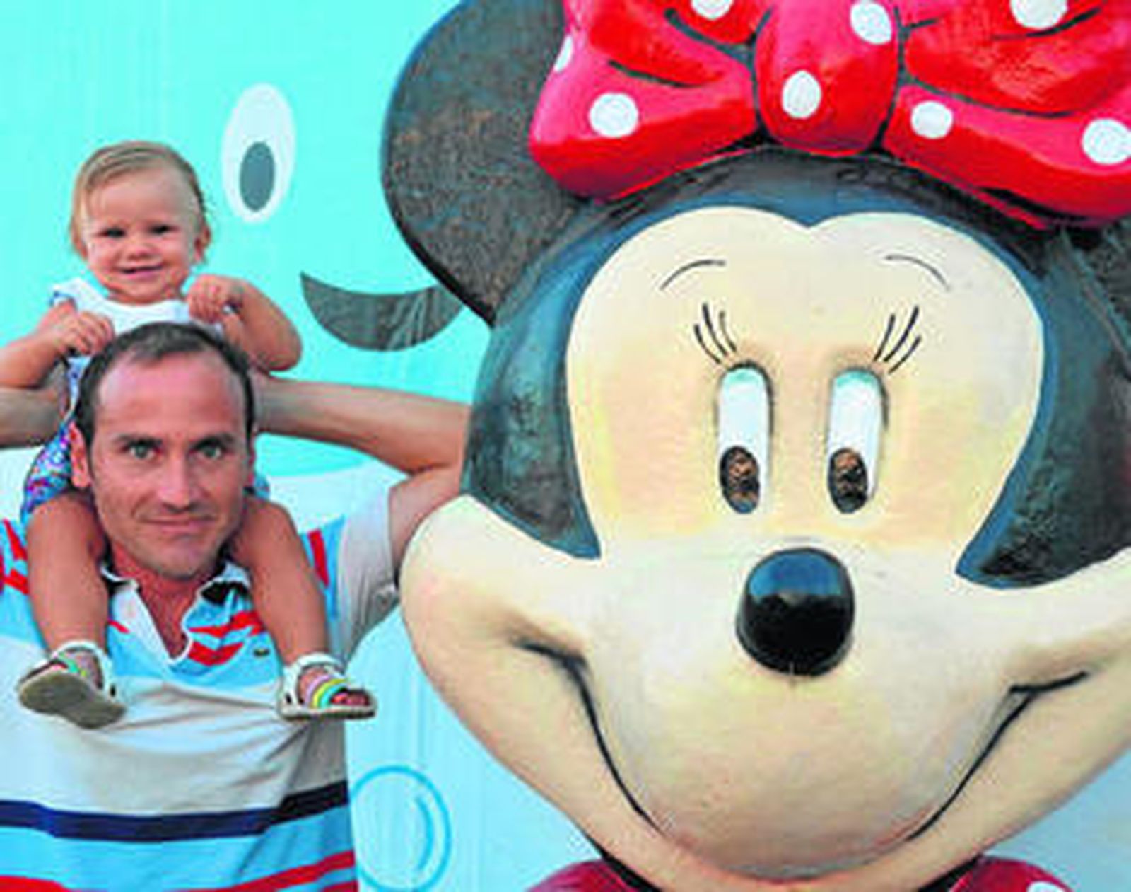 Paula Aparicio con ganas de entrar a la caseta con su papá Pablo.