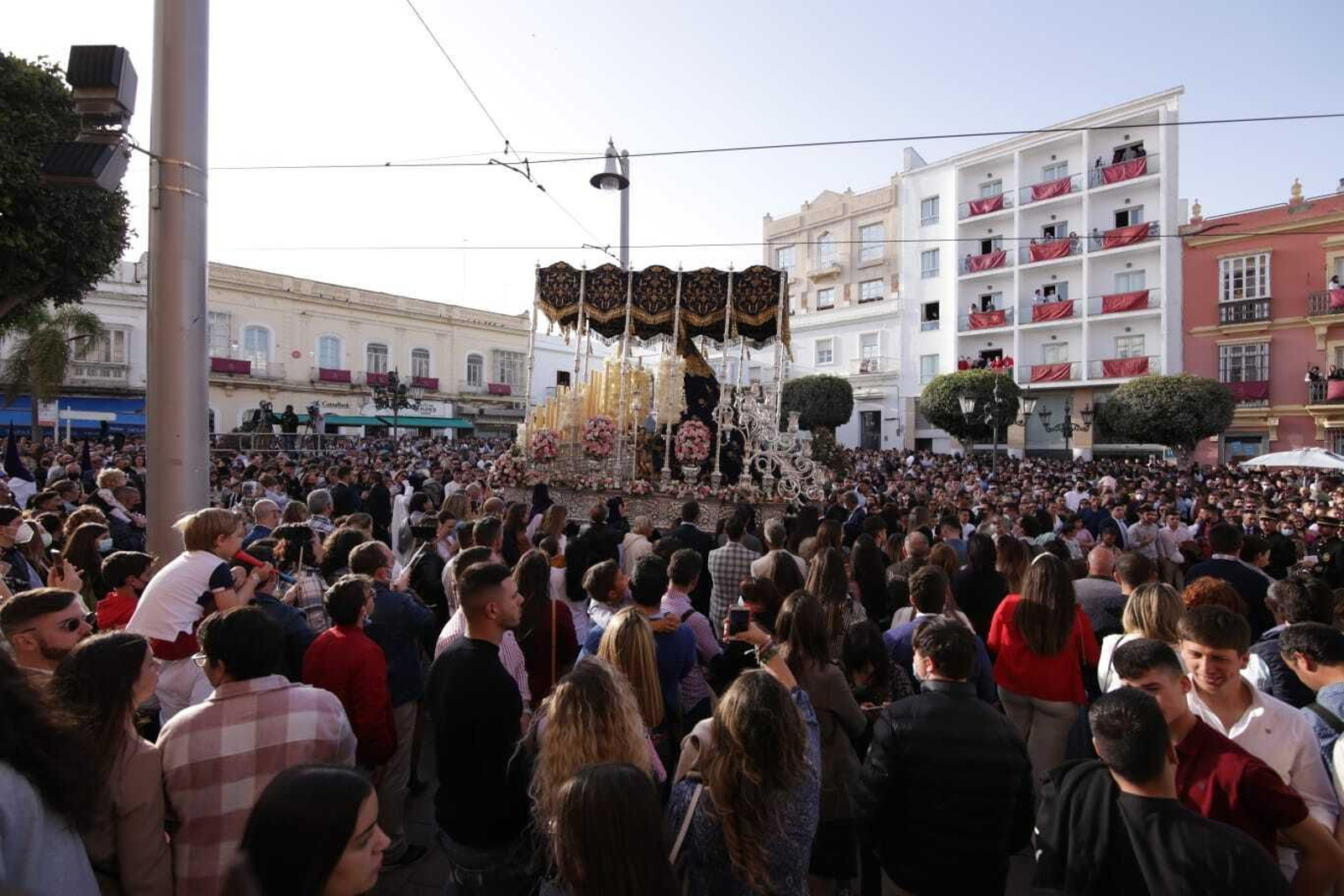 El palio de la Virgen de las Lágrimas cruza la plaza de la Iglesia llena de gente.