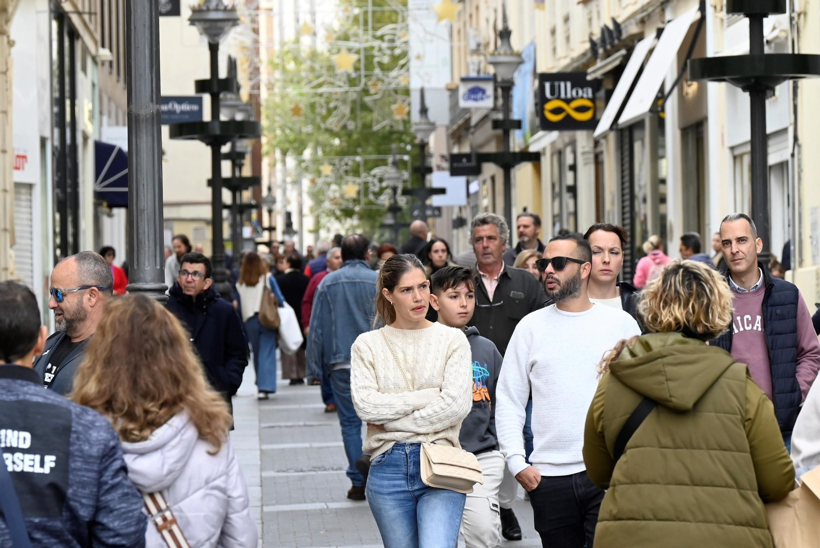 Muchas personas pasean por la calle Conde de Gondomar.